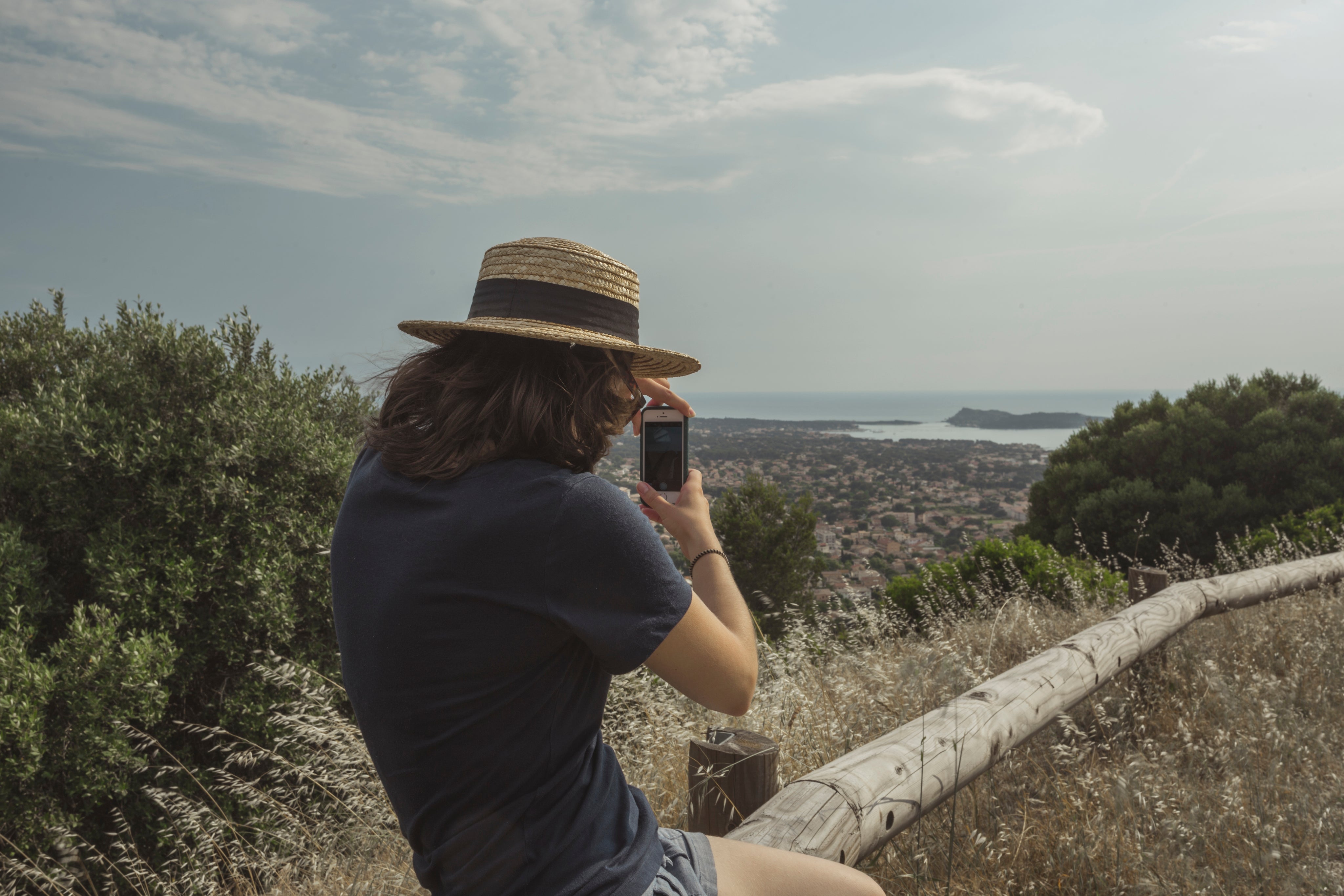files/getting-a-shot-of-the-scenery-below-on-a-phone.jpg